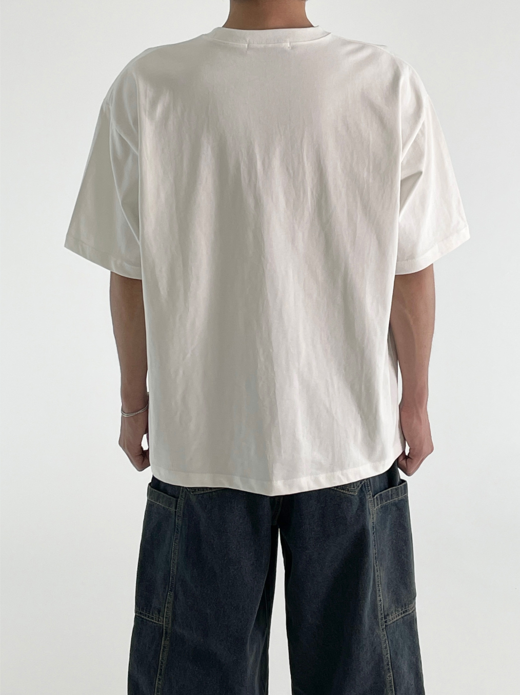 반팔 티셔츠 모델 착용 이미지-S1L35
